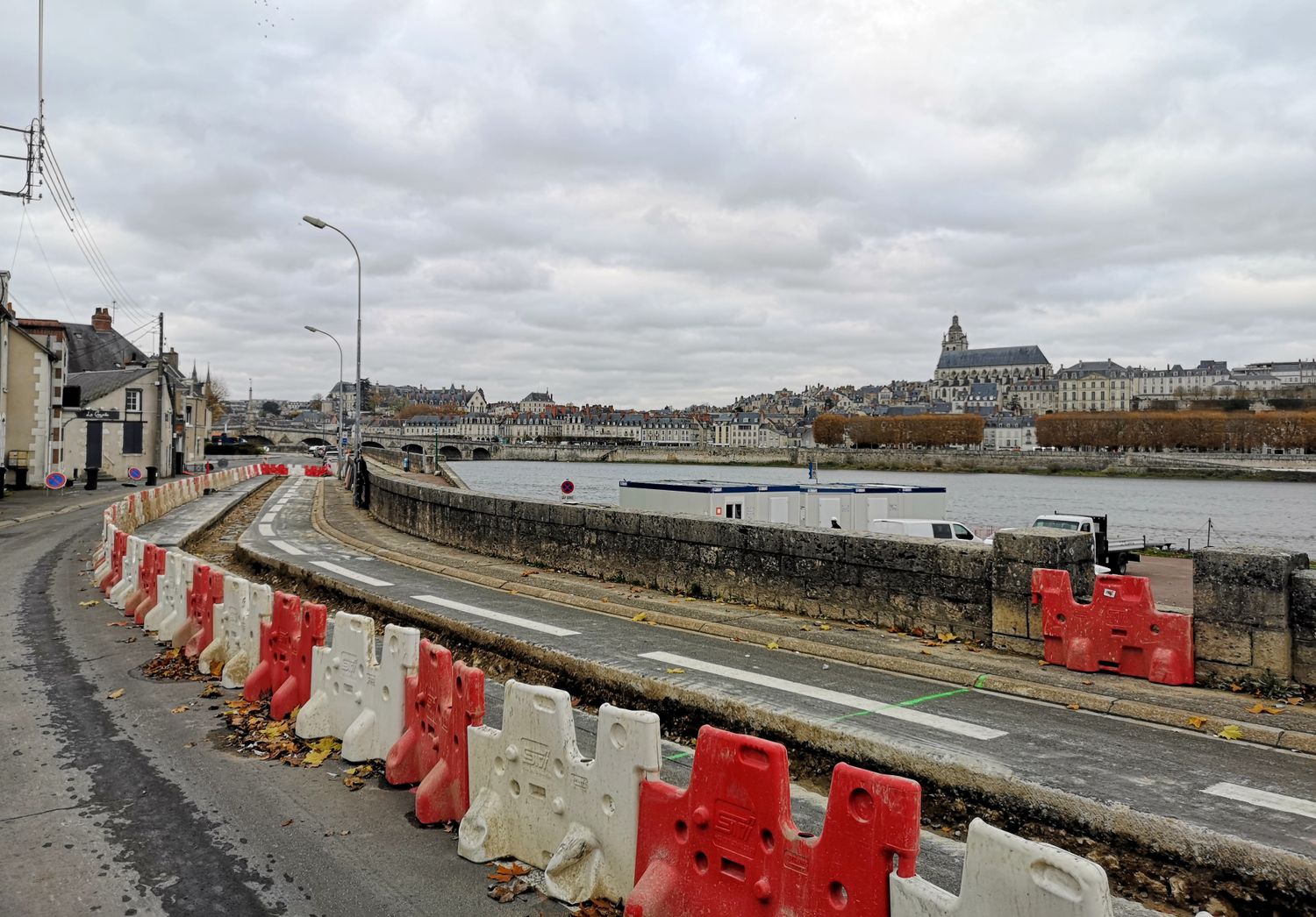 Après la digue ouest de Blois rive gauche, au tour de la digue est d'être consolidée.